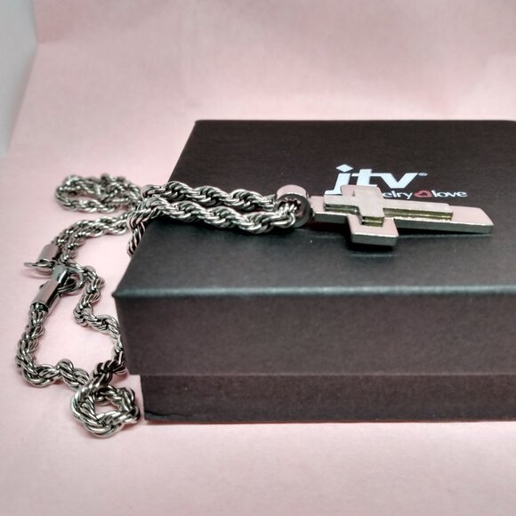 Men's cross pendant and chain - Picture 4 of 6